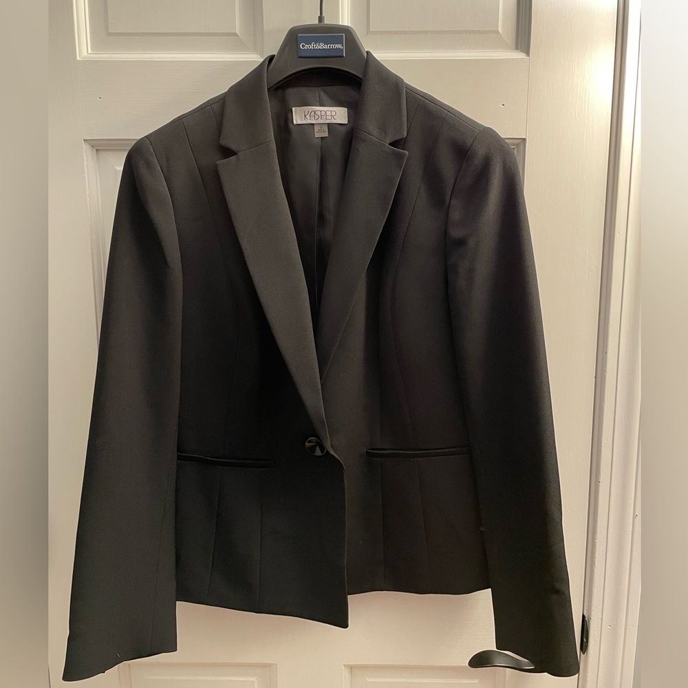 Kasper woman's blazer in black.